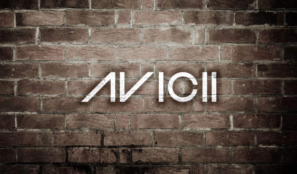 Avicii на фоне кирпичей
