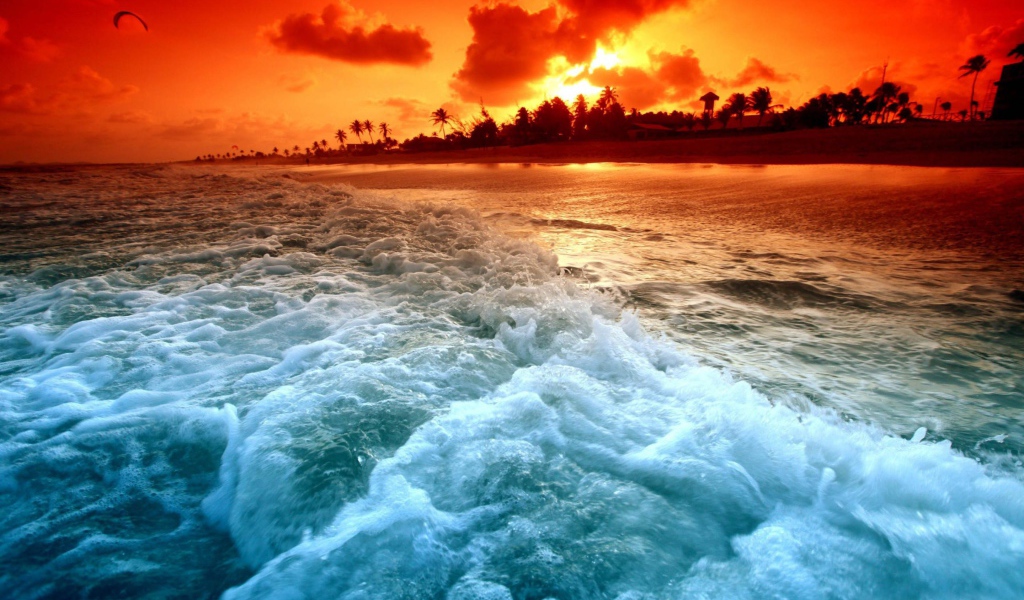 Пляж на закате в тропиках