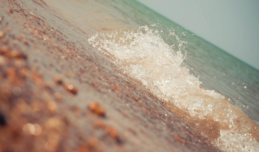 Волна у пляжа