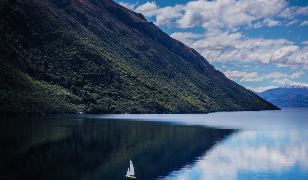 Склон горы у озера