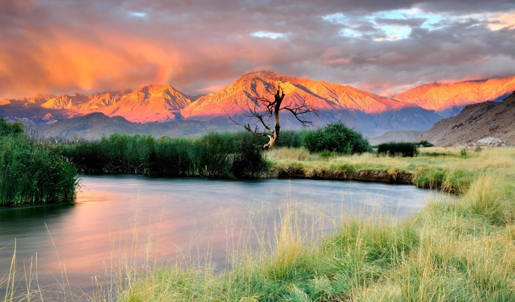 Горы и река на закате