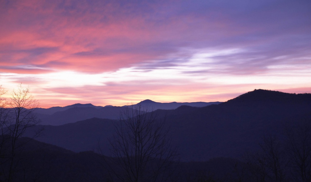 Горы на пурпурном закате