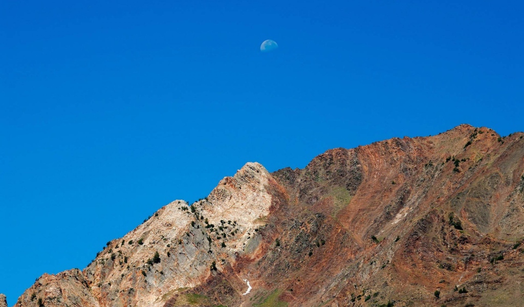 Луна над горами