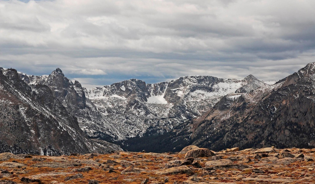 Вид на заснеженные горы