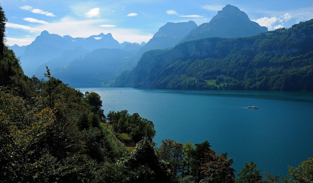 Большая река среди гор