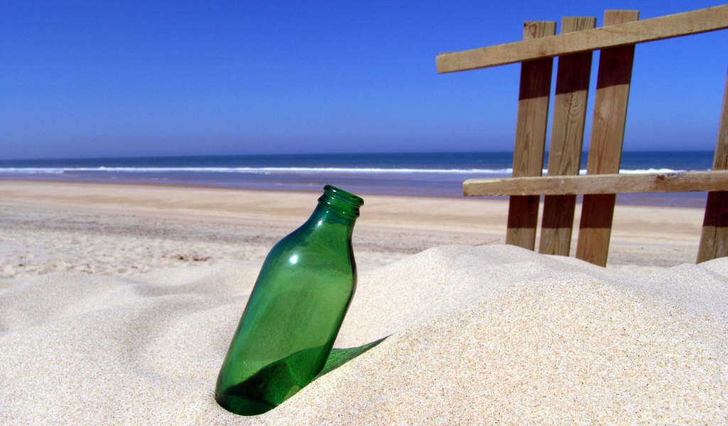 Бутылка в песке