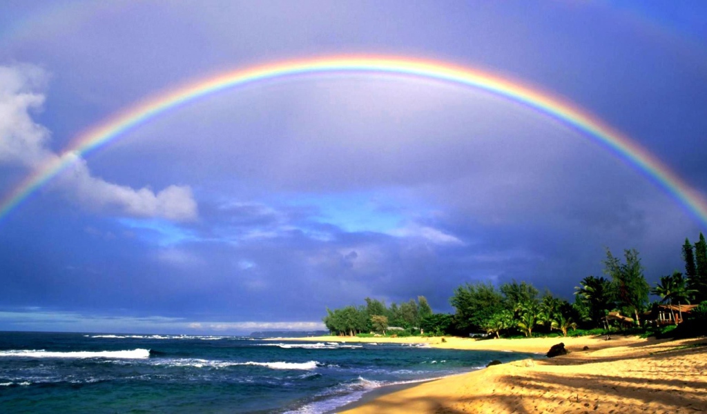 Радуга над морем и пляжем