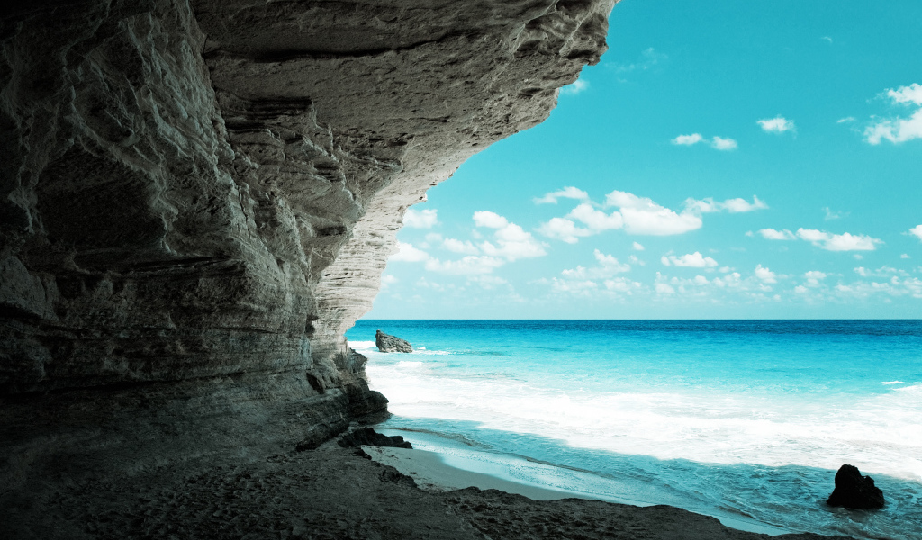 Каменный обрыв на пляже