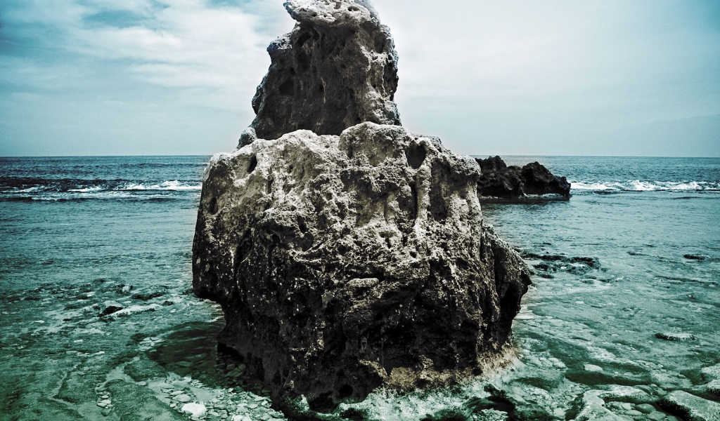 Камень в море