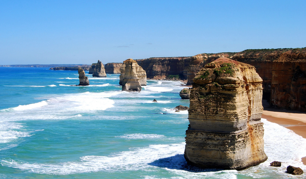 Каменные столбы на пляже Австралии