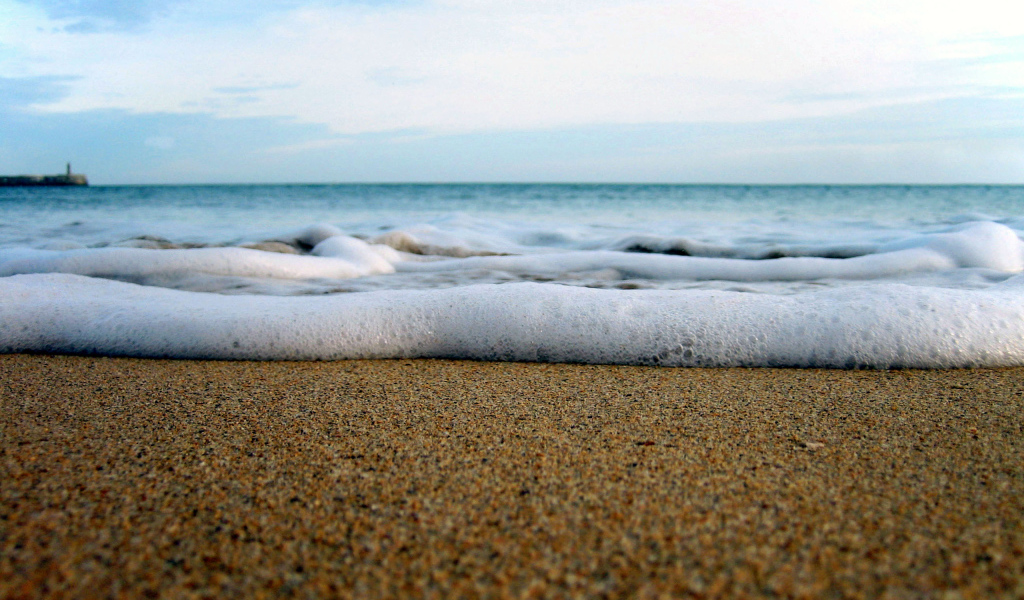 Пена волн на пляже