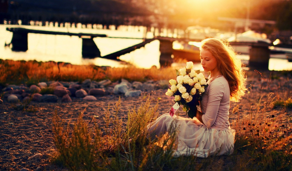 Девушка на природе с букетом роз
