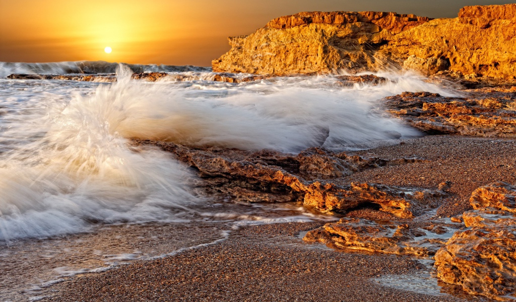 Волны накатывают на пляж