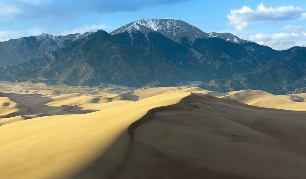 Пустыня у подножия гор