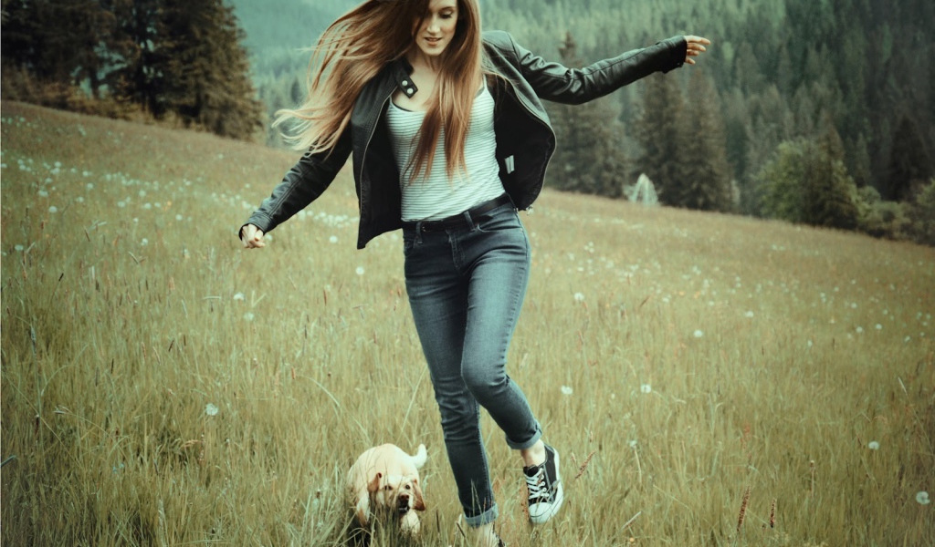 Девушка с собачкой бежит по полю