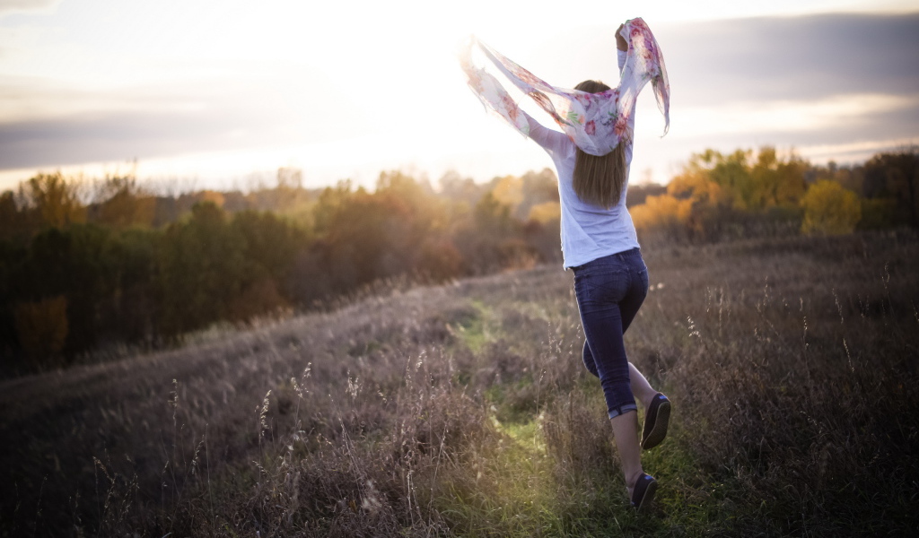 Девушка с платком бежит по полю