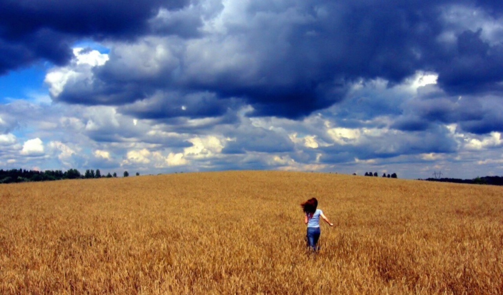 Девушка бежит по полю
