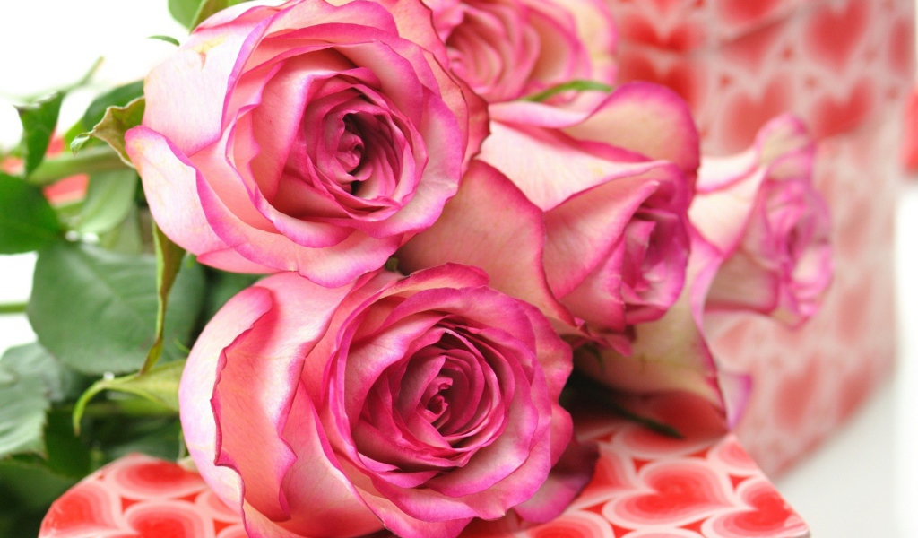 Букет роз лежит на коробке