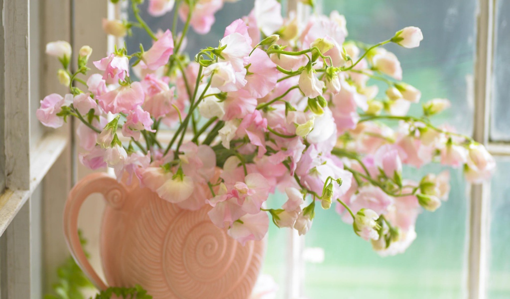 Розовые цветы в вазе