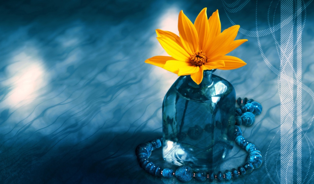 Желтый цветок в синей бутылке