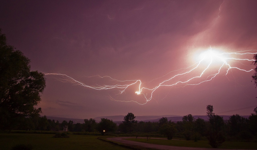 Молния над паркам