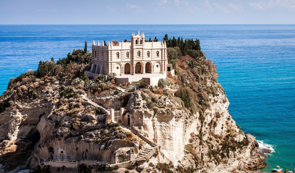 Большой Дом на острове