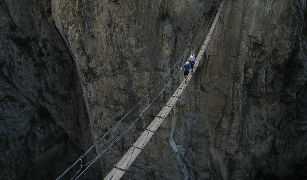 Подвесной мост через пропасть