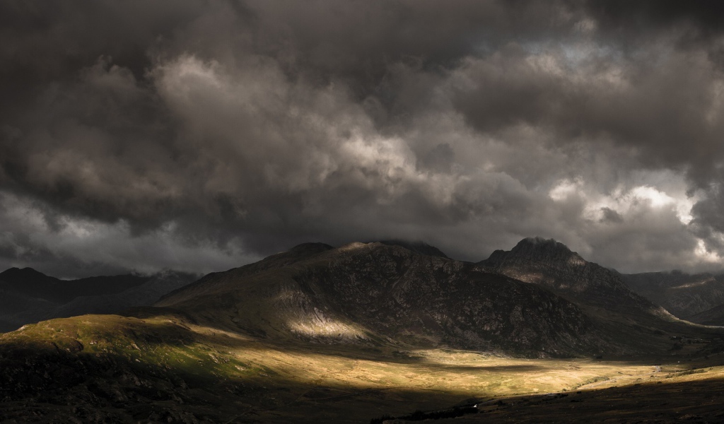 Мрачные тучи над горами