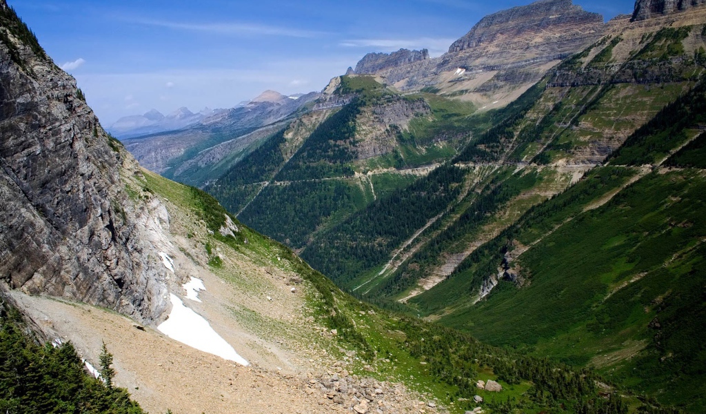 Ущелье в высоких горах