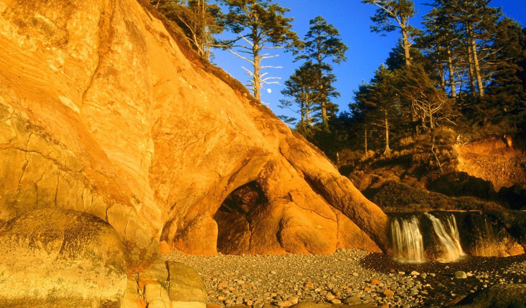 Скала с пещерой