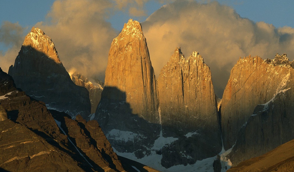 Скалы освещенные солнцем