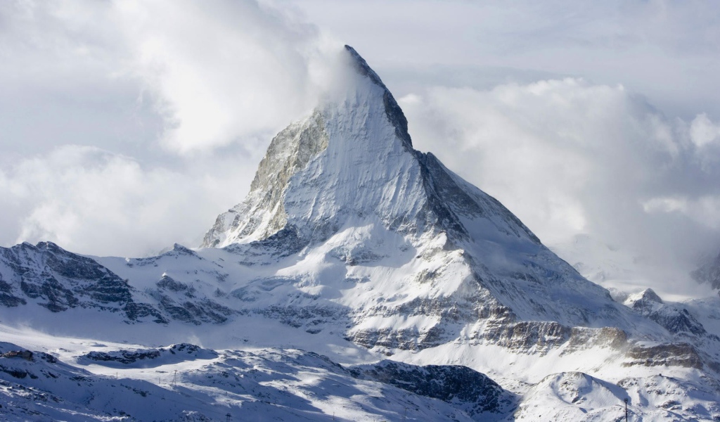 Заснеженная вершина в облаках