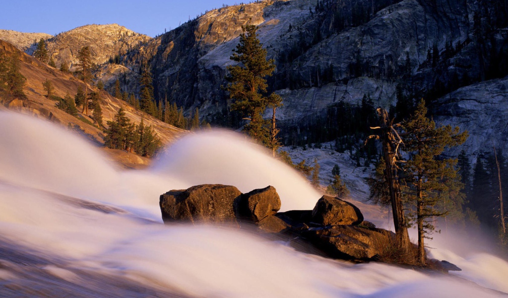 Снежная лавина в горах