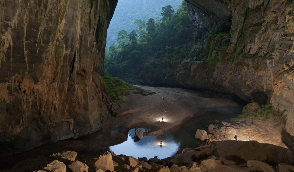 Очень большая пещера
