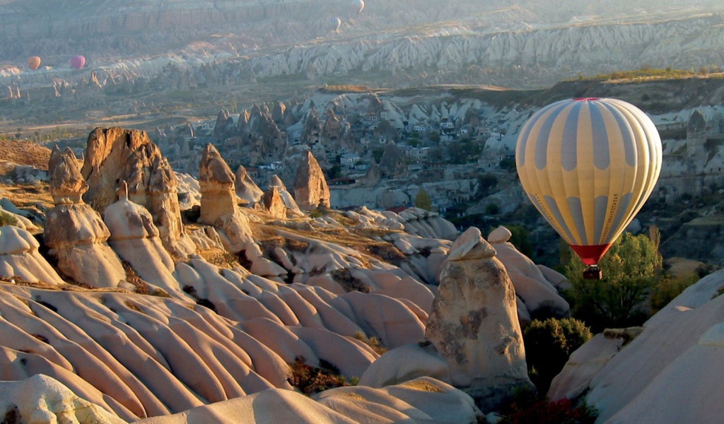 Воздушный шар над скалами
