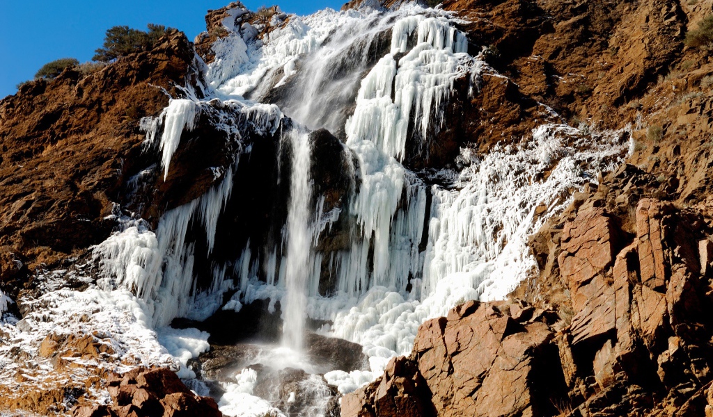 Ледяной водопад в горах