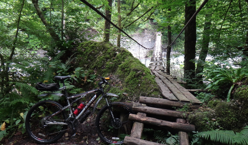 Велосипед оставлен у моста