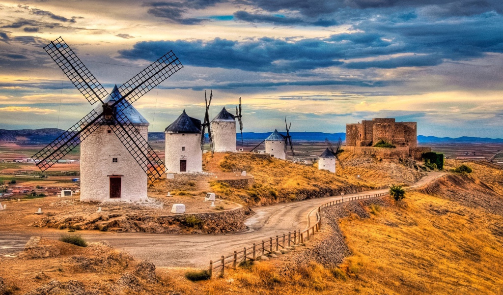 Ветряные мельницы около дороги