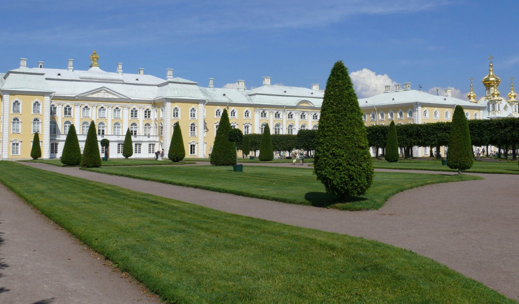 Красиво подстриженные деревья