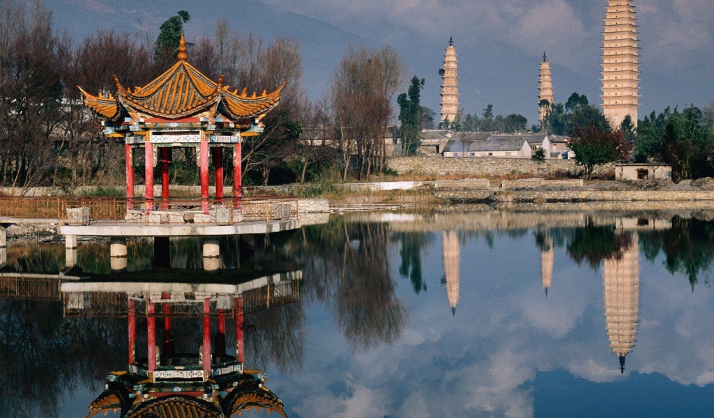 Азиатский пейзаж с пагодами