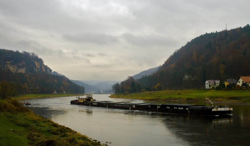 Баржа на реке