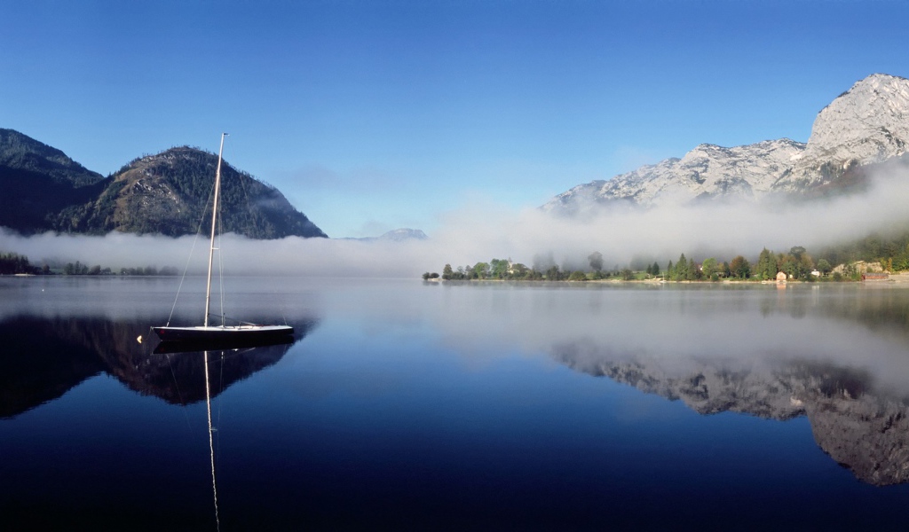 Голубое озеро с лодкой