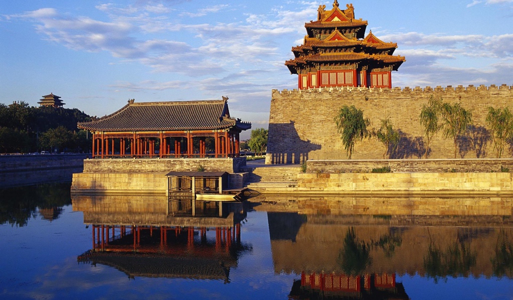 Крепость окруженная водой