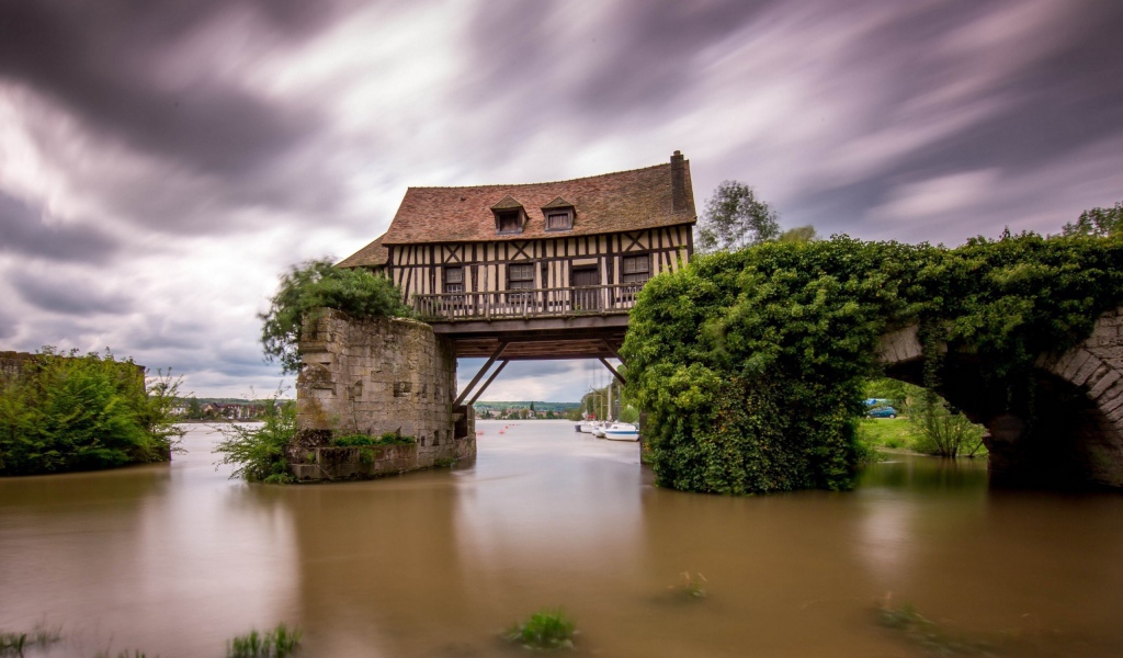 Дом над водой