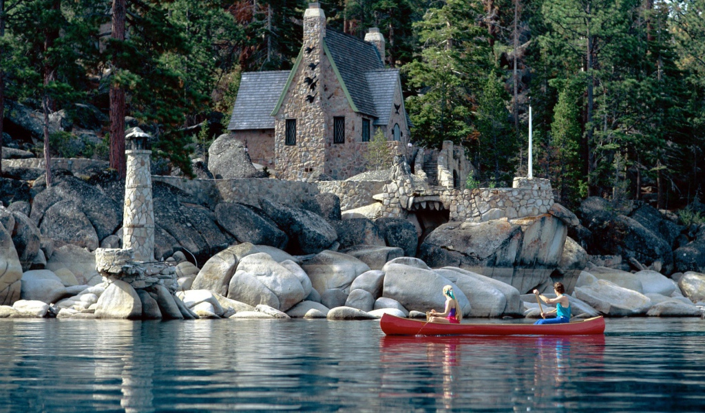 Озеро Тахое с лодкой