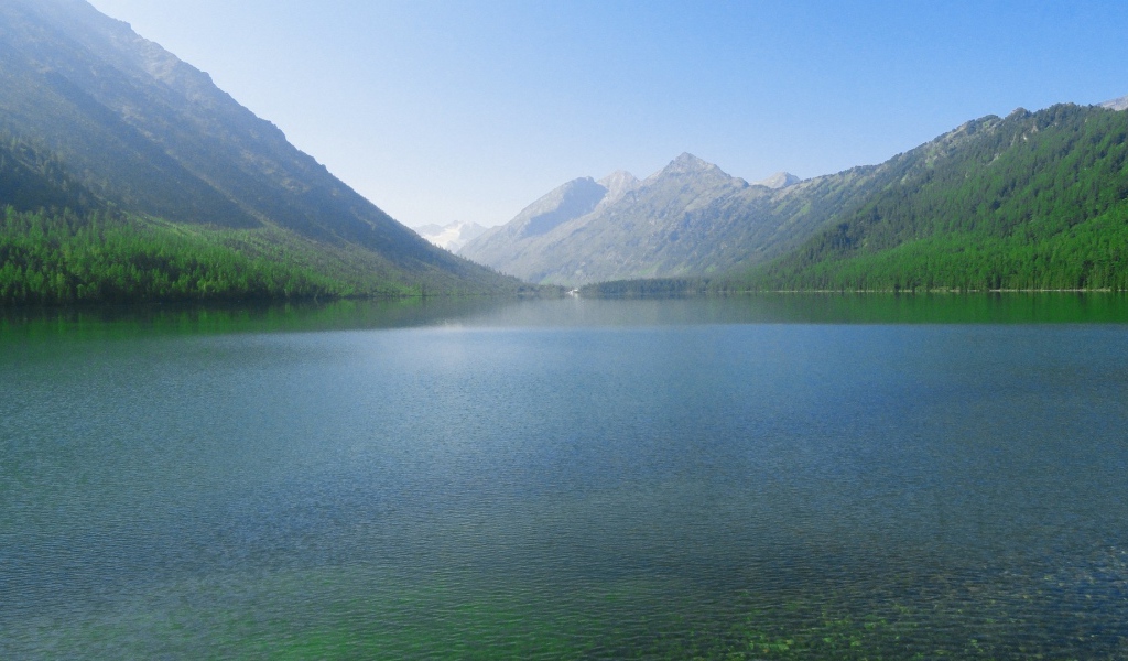 Горный пейзаж с озером и лесом
