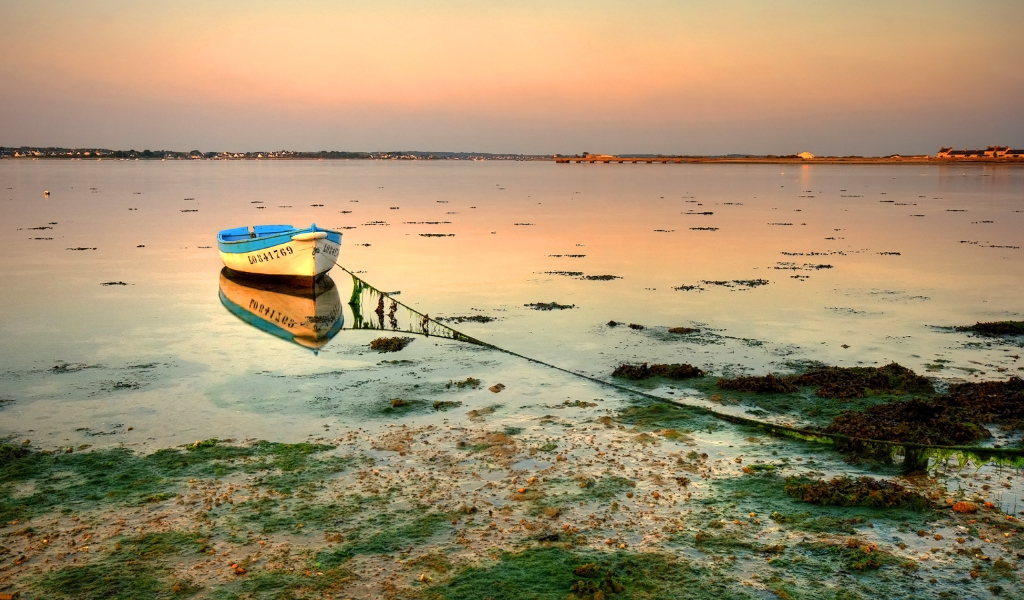 Лодка у озера