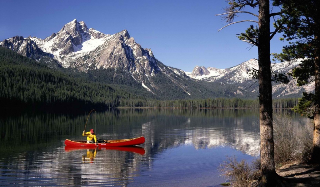 Рыбак на каное