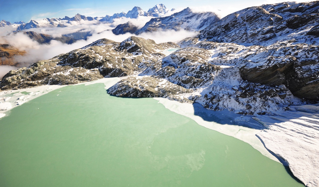 Озеро среди гор