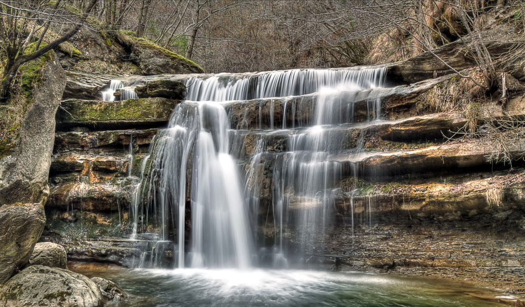 Река течет по ступеням